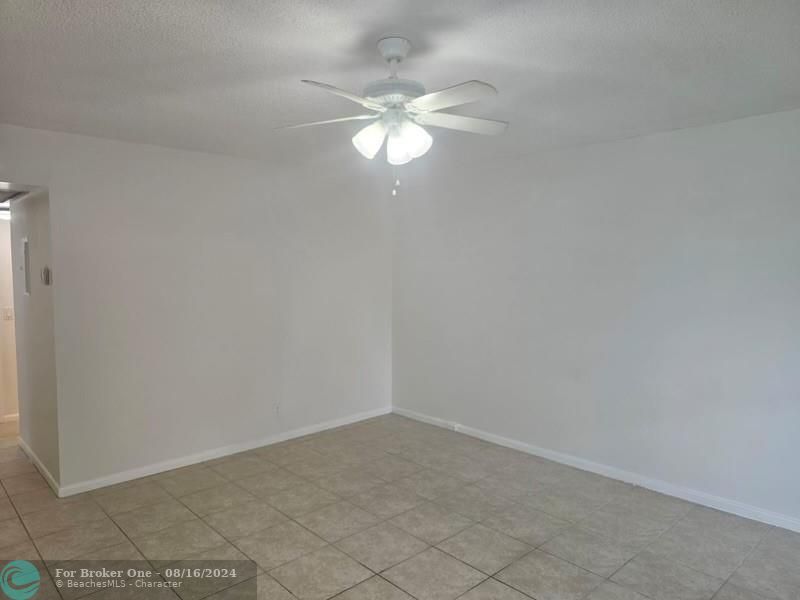 For Sale: $189,000 (2 beds, 1 baths, 828 Square Feet)