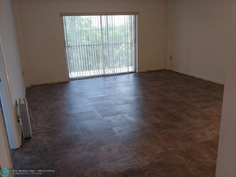 For Sale: $105,998 (1 beds, 1 baths, 783 Square Feet)