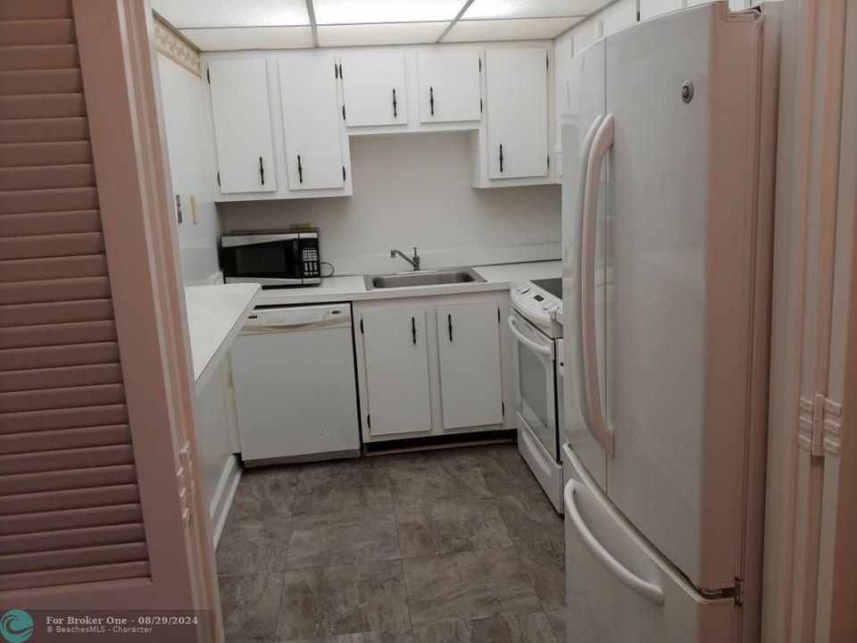 For Sale: $105,998 (1 beds, 1 baths, 783 Square Feet)