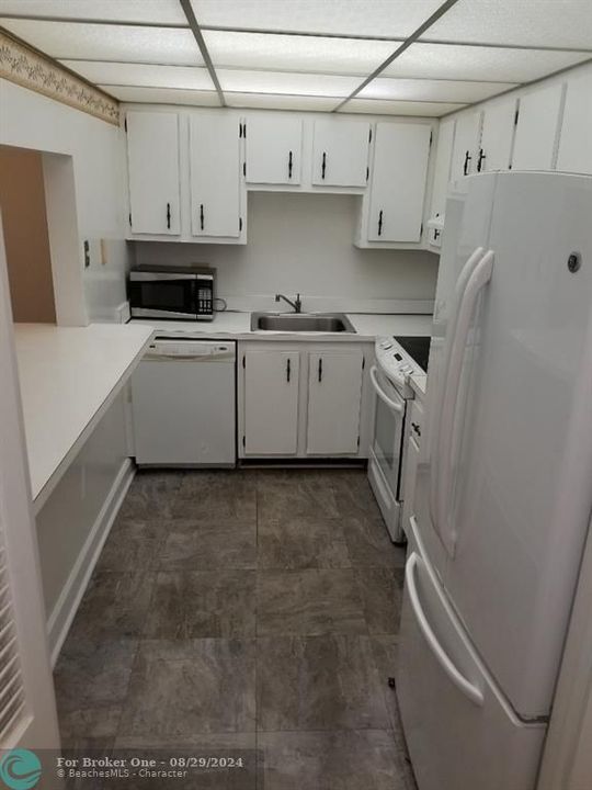 For Sale: $105,998 (1 beds, 1 baths, 783 Square Feet)