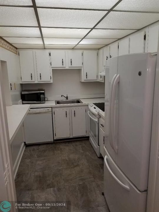 For Sale: $105,998 (1 beds, 1 baths, 783 Square Feet)