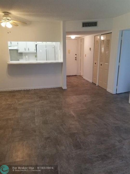 For Sale: $105,998 (1 beds, 1 baths, 783 Square Feet)