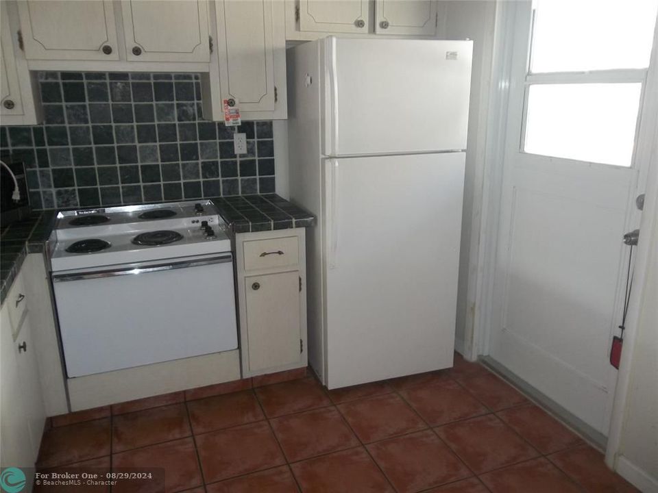 For Sale: $259,000 (1 beds, 1 baths, 749 Square Feet)