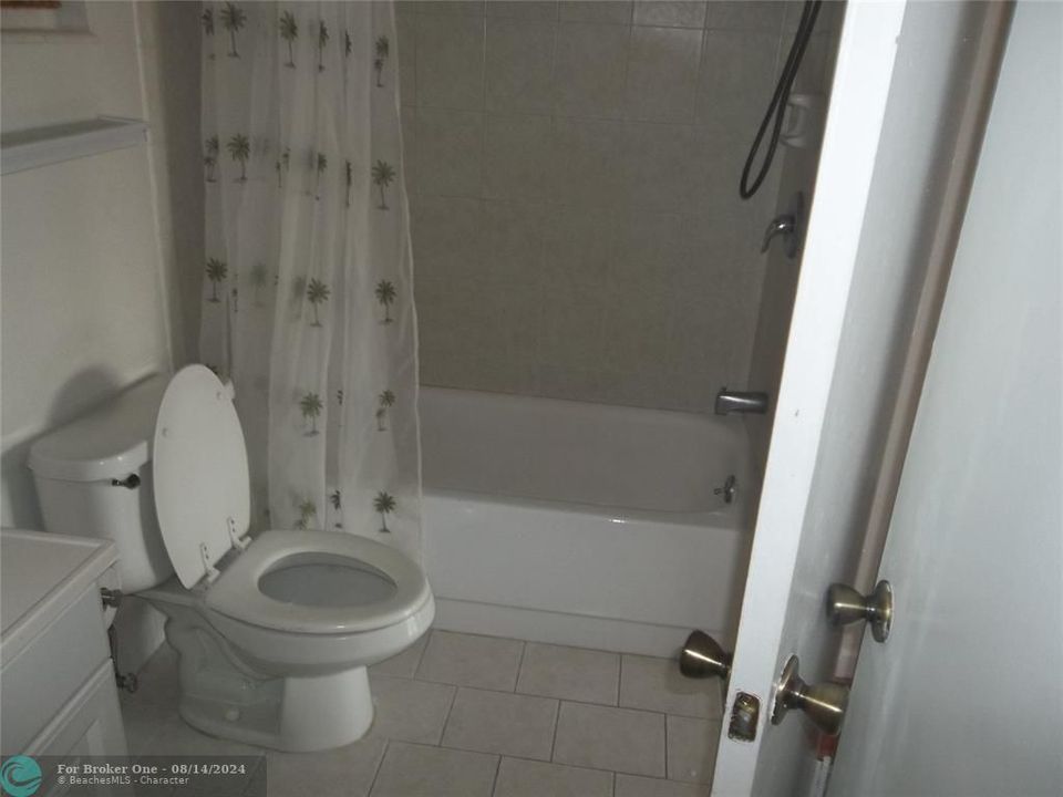 For Sale: $259,000 (1 beds, 1 baths, 749 Square Feet)