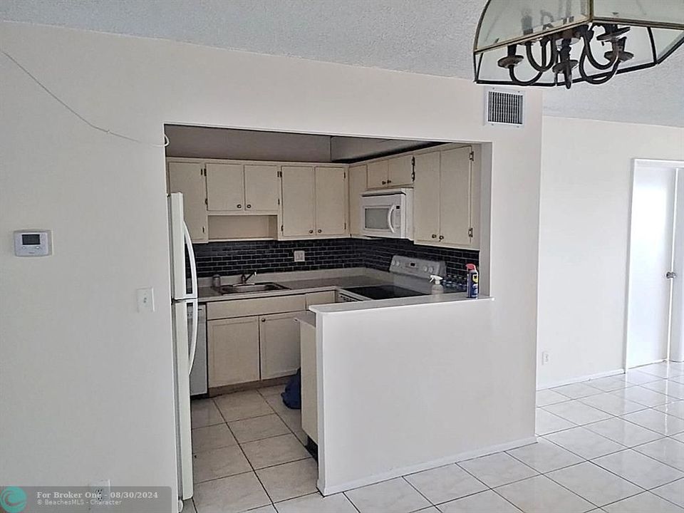 For Sale: $139,500 (1 beds, 1 baths, 800 Square Feet)