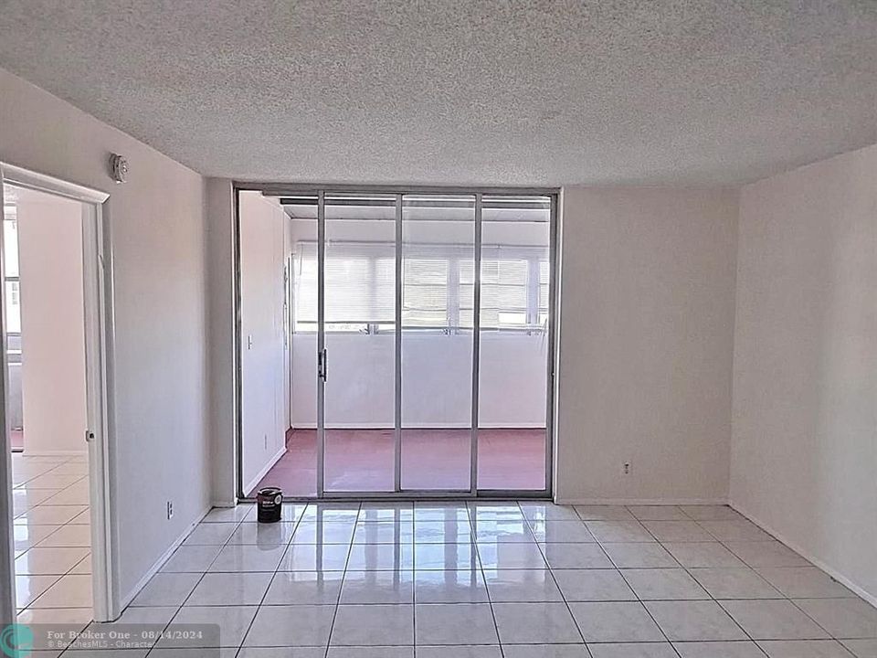 For Sale: $139,500 (1 beds, 1 baths, 800 Square Feet)