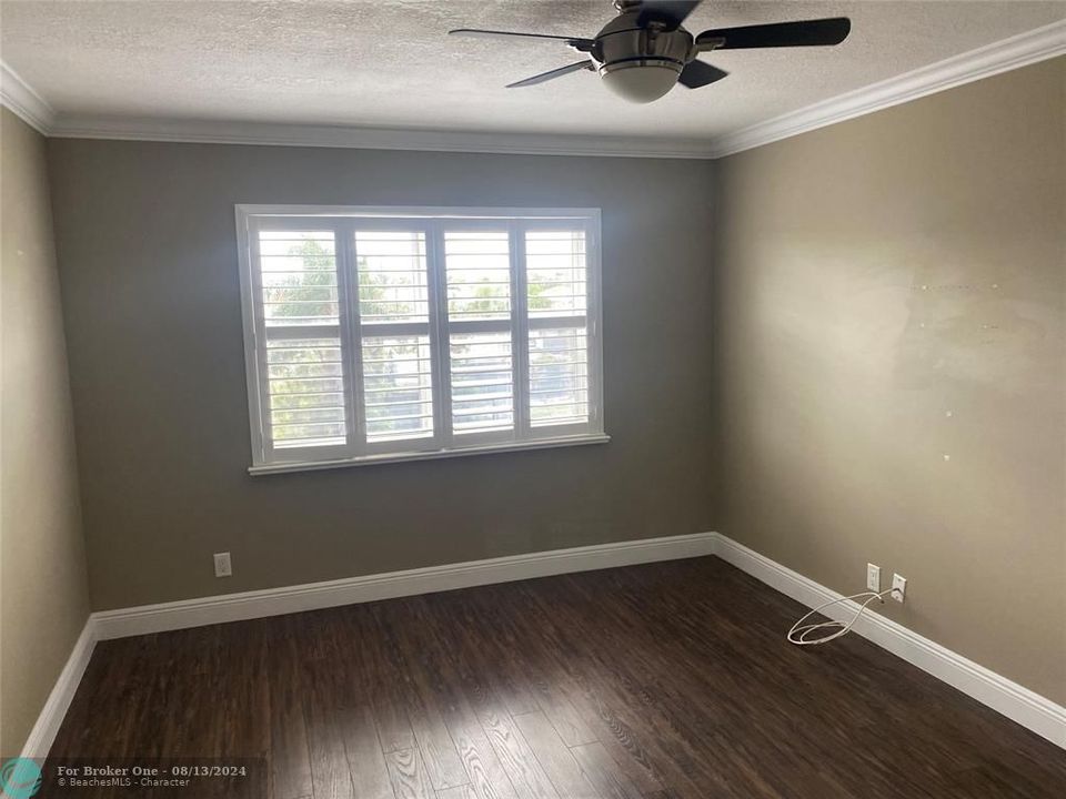 Active With Contract: $185,500 (1 beds, 1 baths, 700 Square Feet)