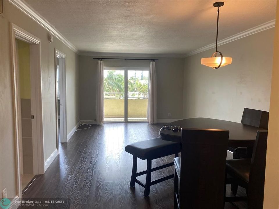 Active With Contract: $185,500 (1 beds, 1 baths, 700 Square Feet)