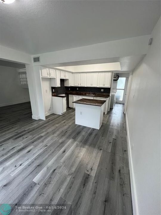 Active With Contract: $2,100 (2 beds, 1 baths, 1248 Square Feet)