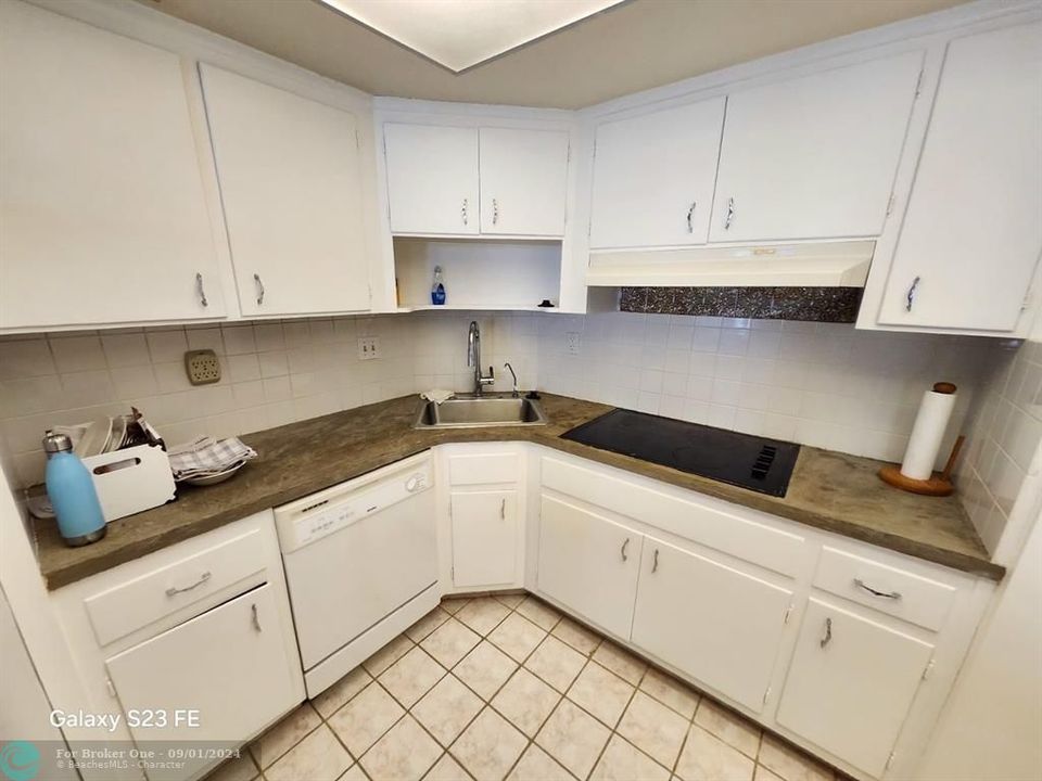 For Sale: $399,000 (1 beds, 1 baths, 802 Square Feet)