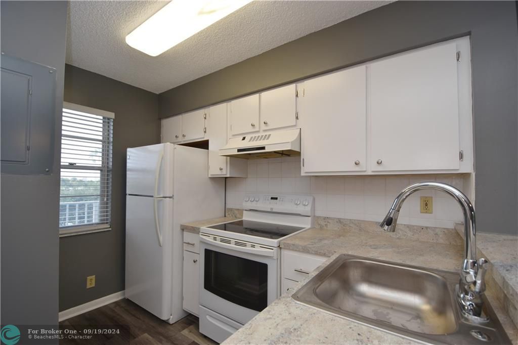 For Rent: $2,150 (2 beds, 2 baths, 825 Square Feet)