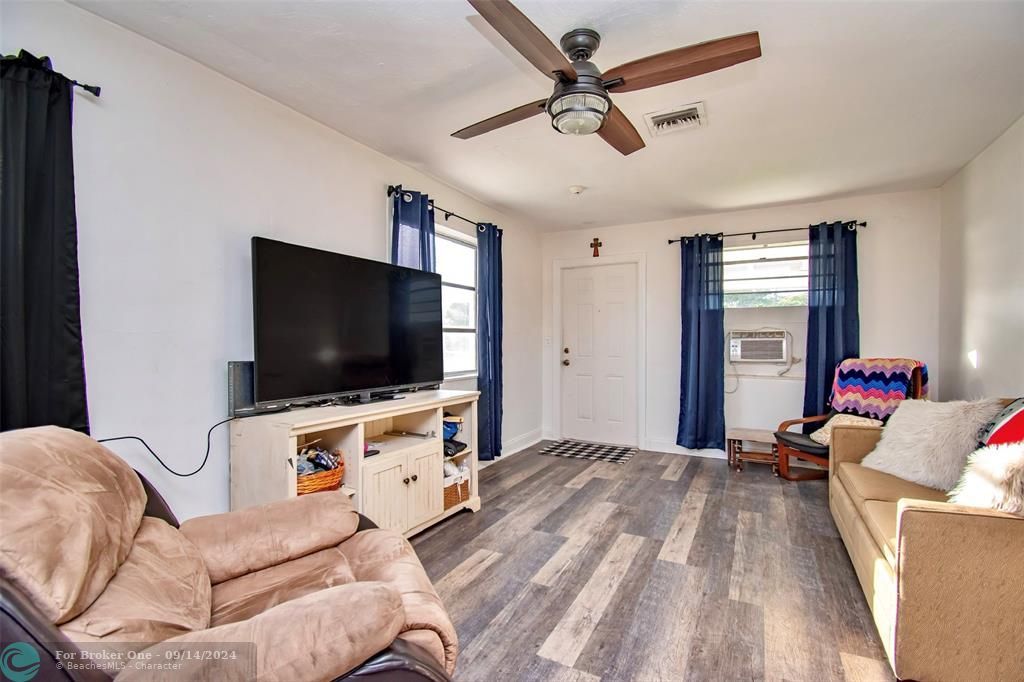 Recently Sold: $249,000 (3 beds, 1 baths, 864 Square Feet)