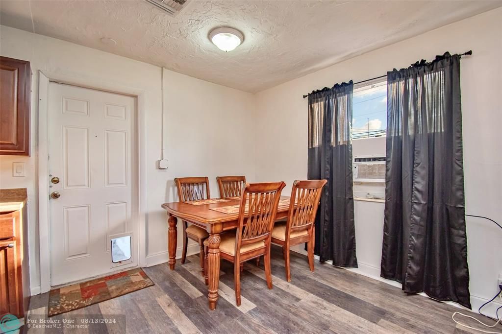 Recently Sold: $249,000 (3 beds, 1 baths, 864 Square Feet)