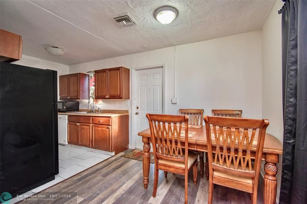 Recently Sold: $249,000 (3 beds, 1 baths, 864 Square Feet)