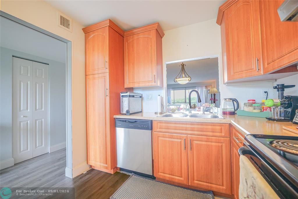 For Sale: $189,900 (2 beds, 2 baths, 1260 Square Feet)