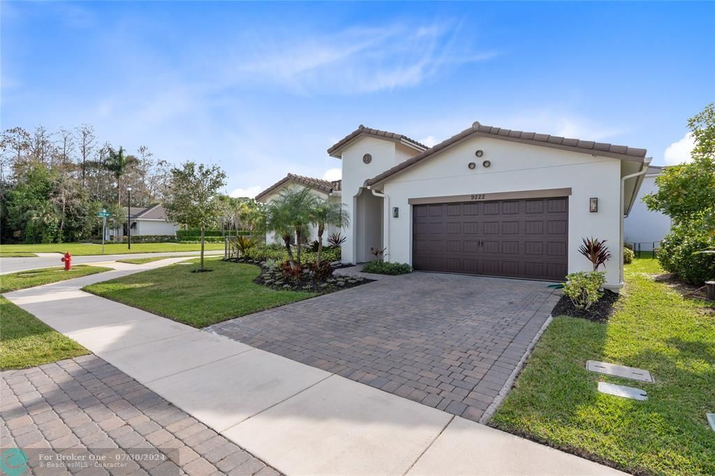 For Sale: $859,900 (4 beds, 2 baths, 2877 Square Feet)