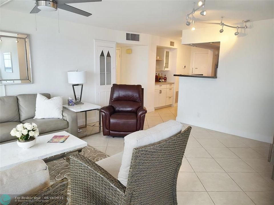 Active With Contract: $2,500 (2 beds, 2 baths, 1250 Square Feet)