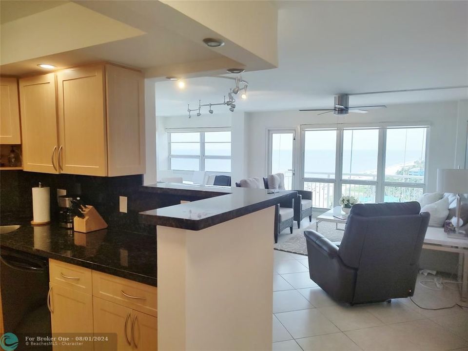 Active With Contract: $2,500 (2 beds, 2 baths, 1250 Square Feet)
