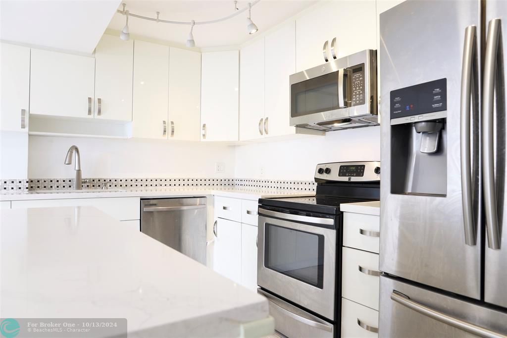 For Rent: $2,850 (2 beds, 2 baths, 1200 Square Feet)