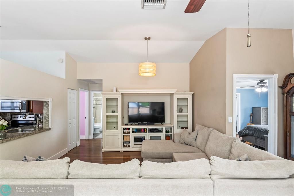 For Sale: $599,900 (3 beds, 2 baths, 1191 Square Feet)