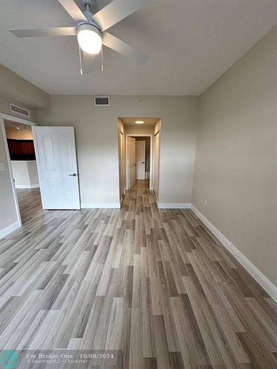 For Rent: $2,700 (1 beds, 1 baths, 864 Square Feet)