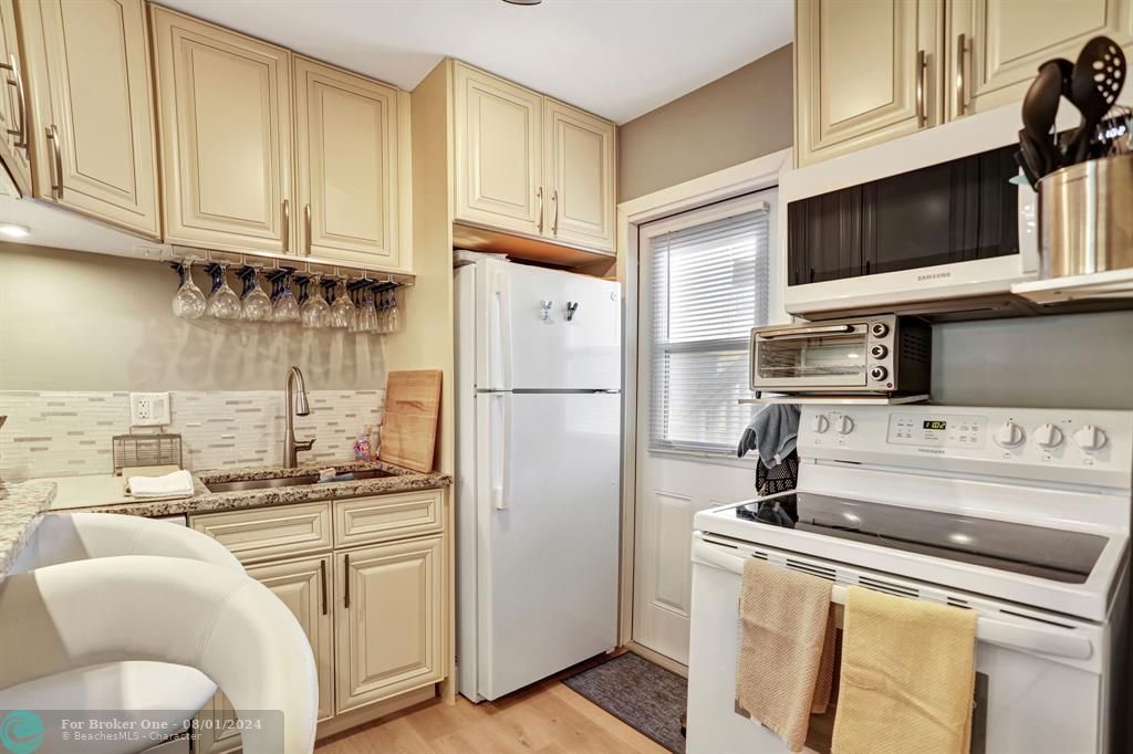 For Sale: $309,900 (3 beds, 2 baths, 1000 Square Feet)