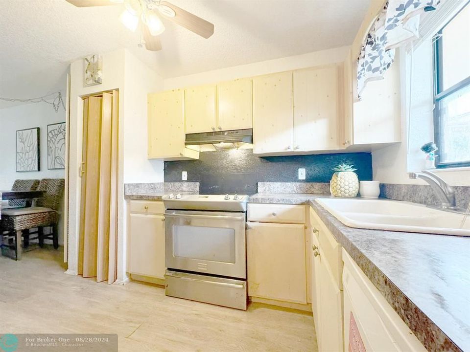 For Sale: $219,500 (2 beds, 2 baths, 840 Square Feet)