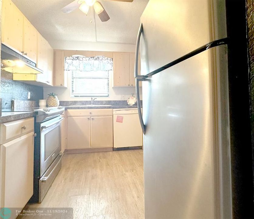 For Sale: $219,500 (2 beds, 2 baths, 840 Square Feet)