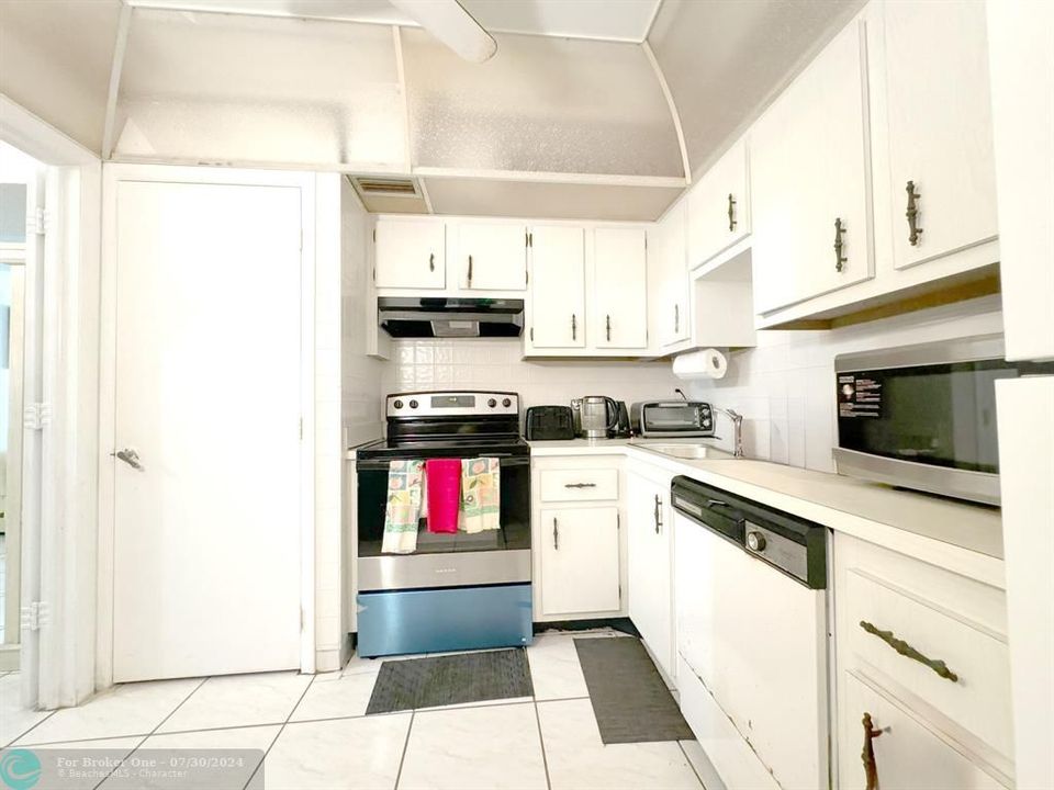 For Sale: $144,500 (2 beds, 2 baths, 972 Square Feet)