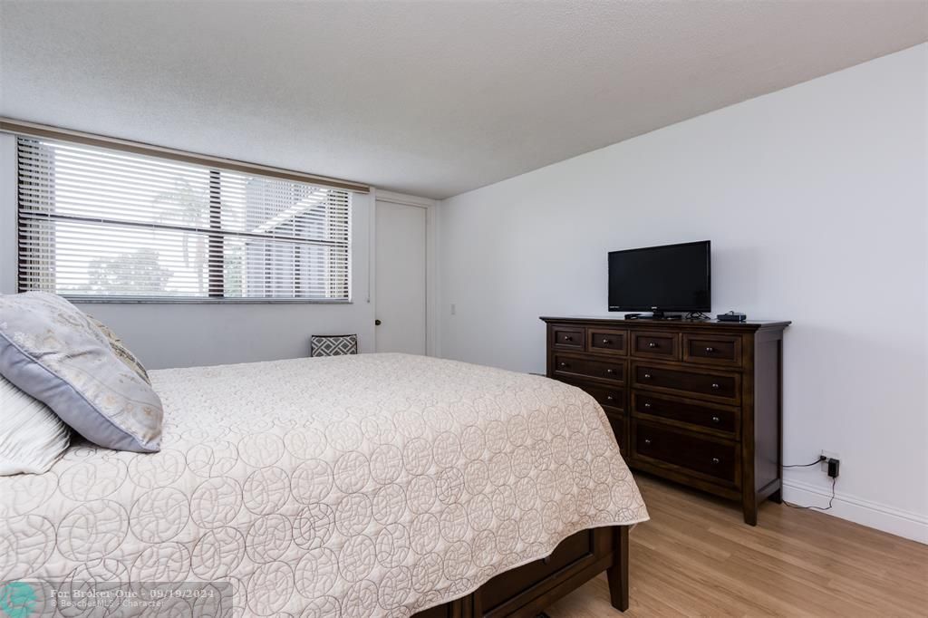 For Sale: $379,500 (2 beds, 2 baths, 1260 Square Feet)