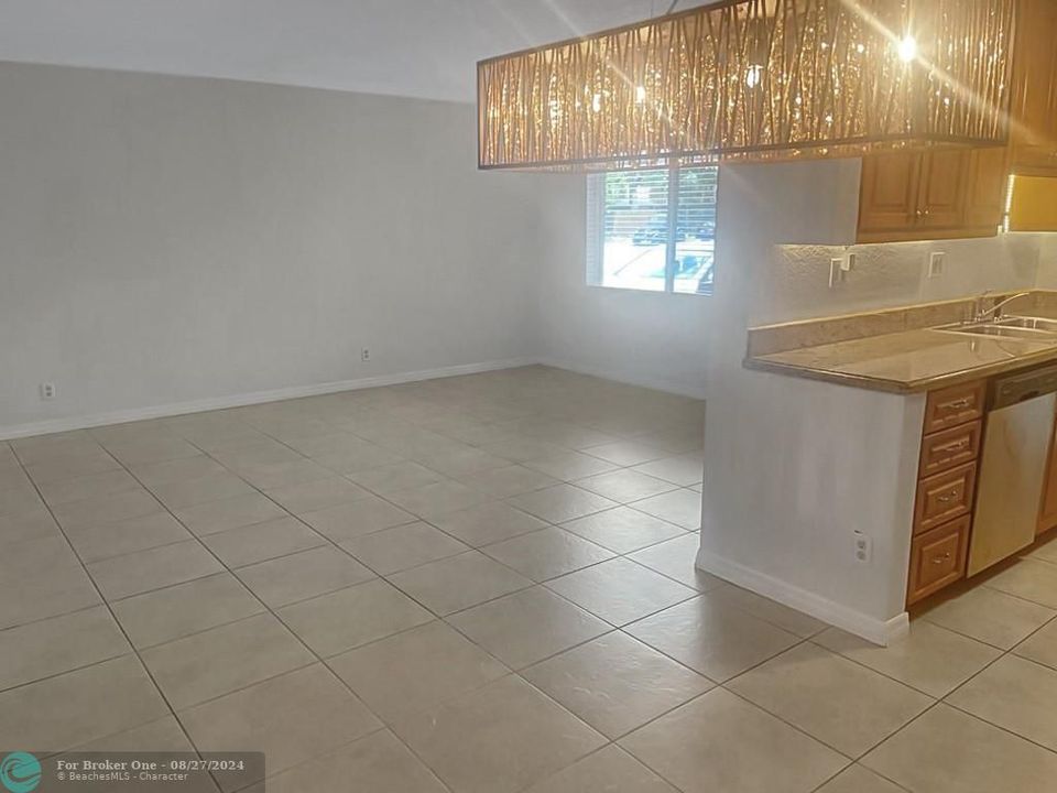 For Rent: $2,000 (2 beds, 2 baths, 990 Square Feet)