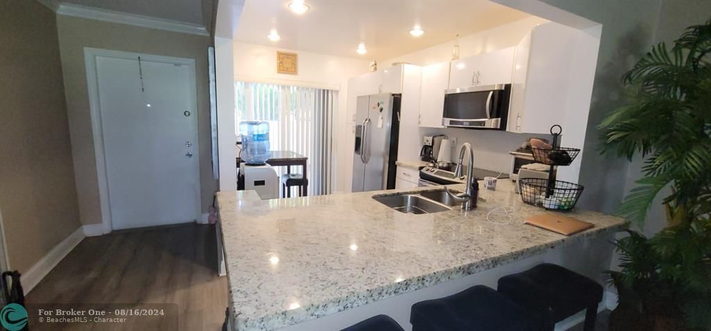 For Sale: $245,000 (2 beds, 2 baths, 1100 Square Feet)