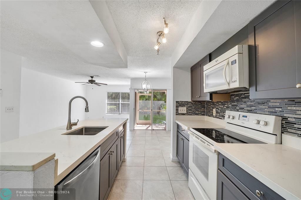 For Sale: $455,000 (2 beds, 2 baths, 1324 Square Feet)