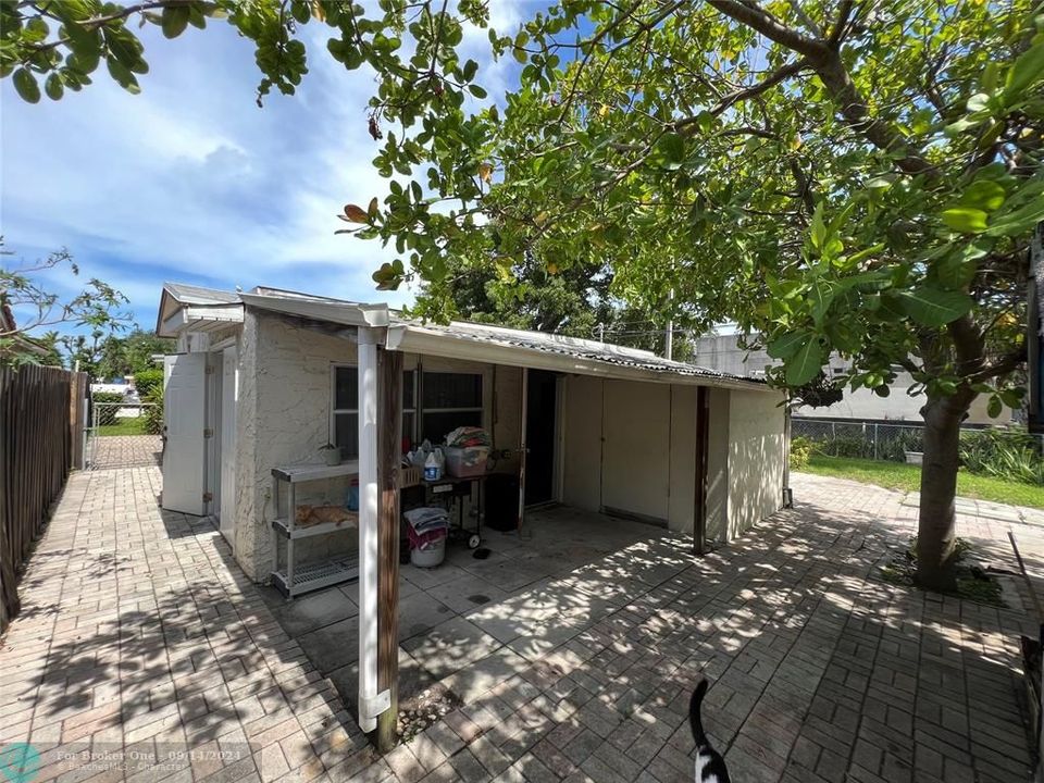 Active With Contract: $324,900 (2 beds, 1 baths, 1350 Square Feet)