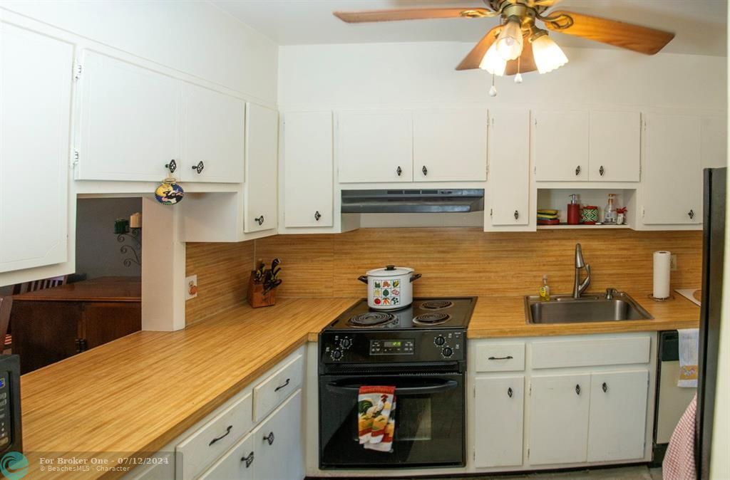 For Sale: $169,000 (2 beds, 2 baths, 900 Square Feet)
