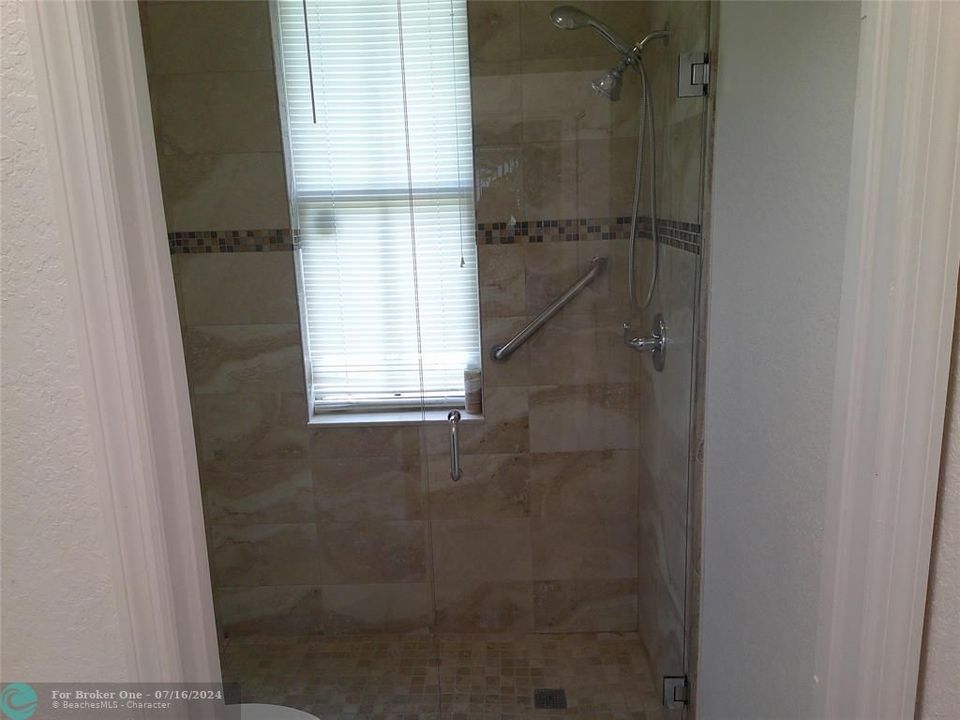 For Rent: $1,300 (1 beds, 1 baths, 3143 Square Feet)