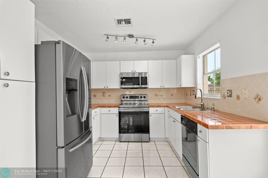 Active With Contract: $780,000 (4 beds, 2 baths, 2212 Square Feet)