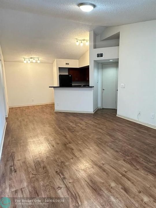 For Rent: $1,850 (1 beds, 1 baths, 743 Square Feet)