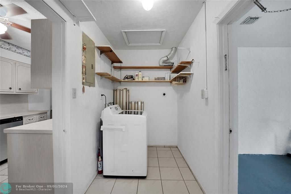 Vendido Recientemente: $427,000 (3 camas, 2 baños, 1366 Pies cuadrados)