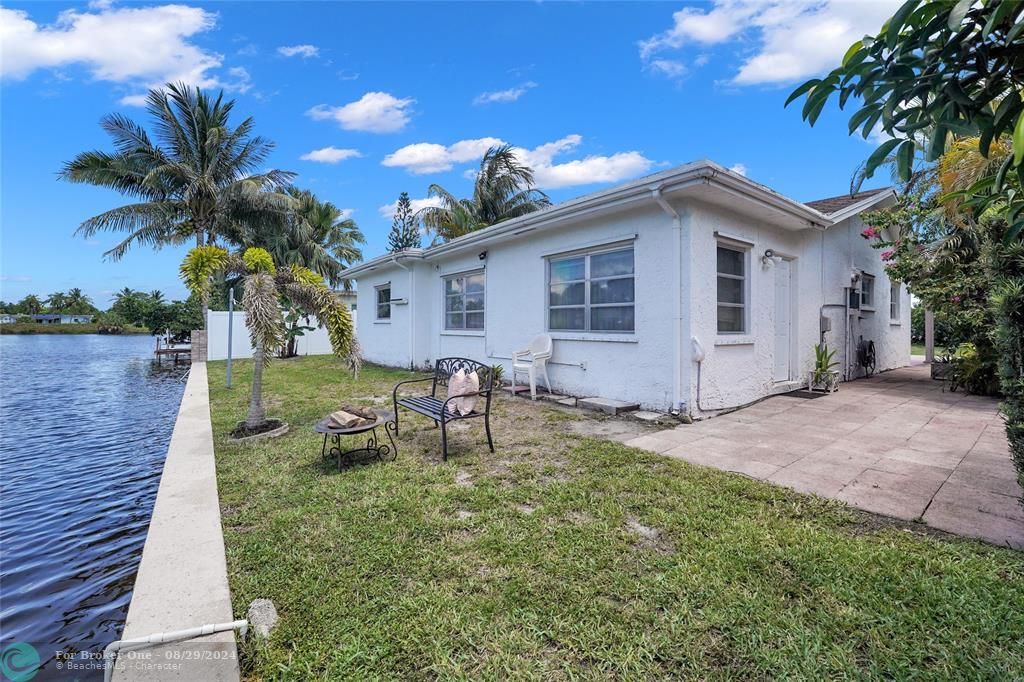 For Sale: $427,000 (3 beds, 2 baths, 1366 Square Feet)