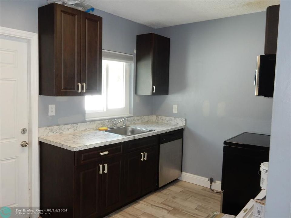 For Rent: $1,900 (1 beds, 1 baths, 1152 Square Feet)