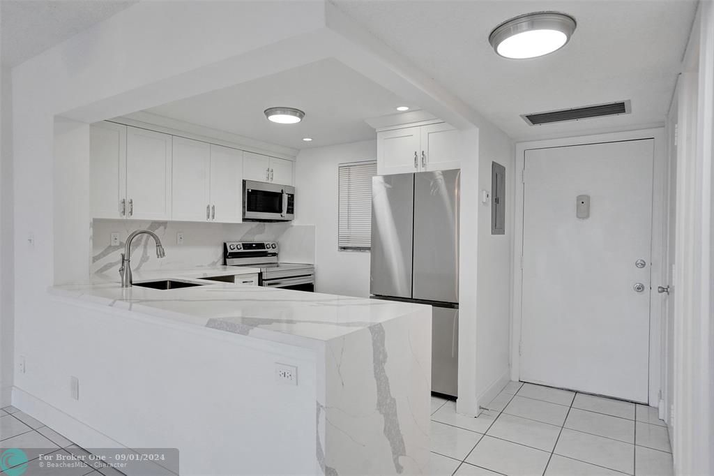 For Sale: $299,500 (1 beds, 1 baths, 815 Square Feet)