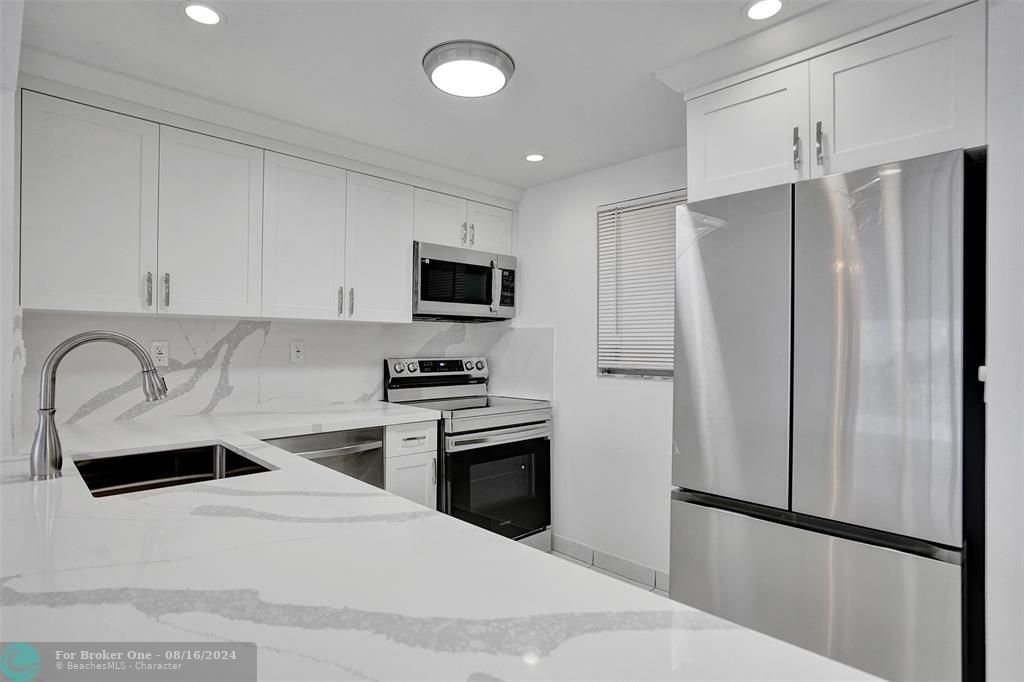 For Sale: $299,500 (1 beds, 1 baths, 815 Square Feet)