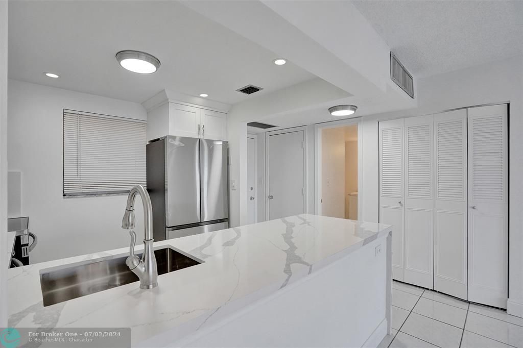 For Sale: $299,500 (1 beds, 1 baths, 815 Square Feet)