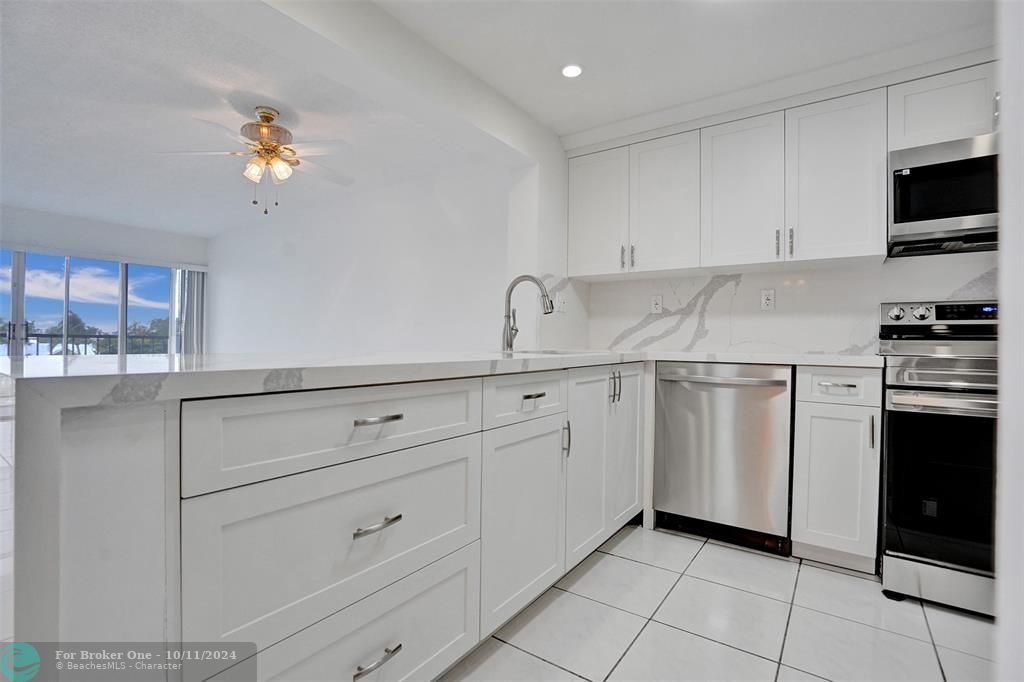 For Sale: $299,500 (1 beds, 1 baths, 815 Square Feet)