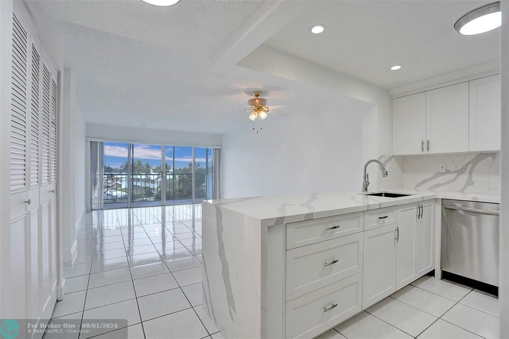 For Sale: $299,500 (1 beds, 1 baths, 815 Square Feet)