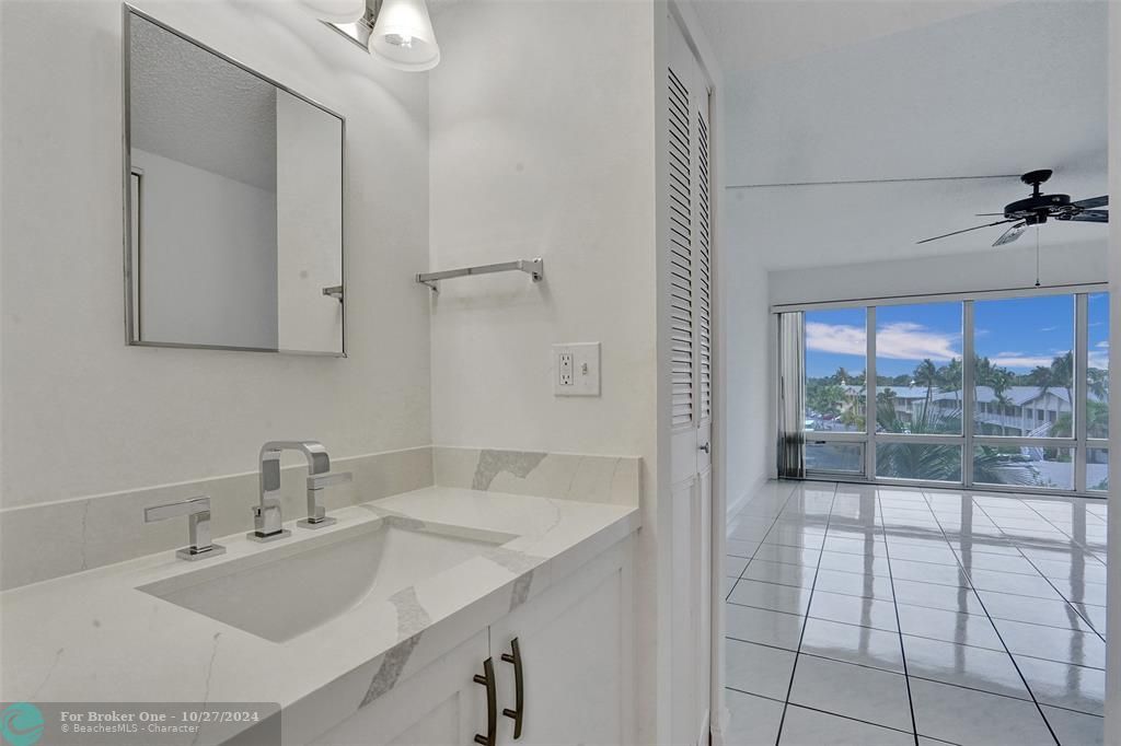 For Sale: $299,500 (1 beds, 1 baths, 815 Square Feet)