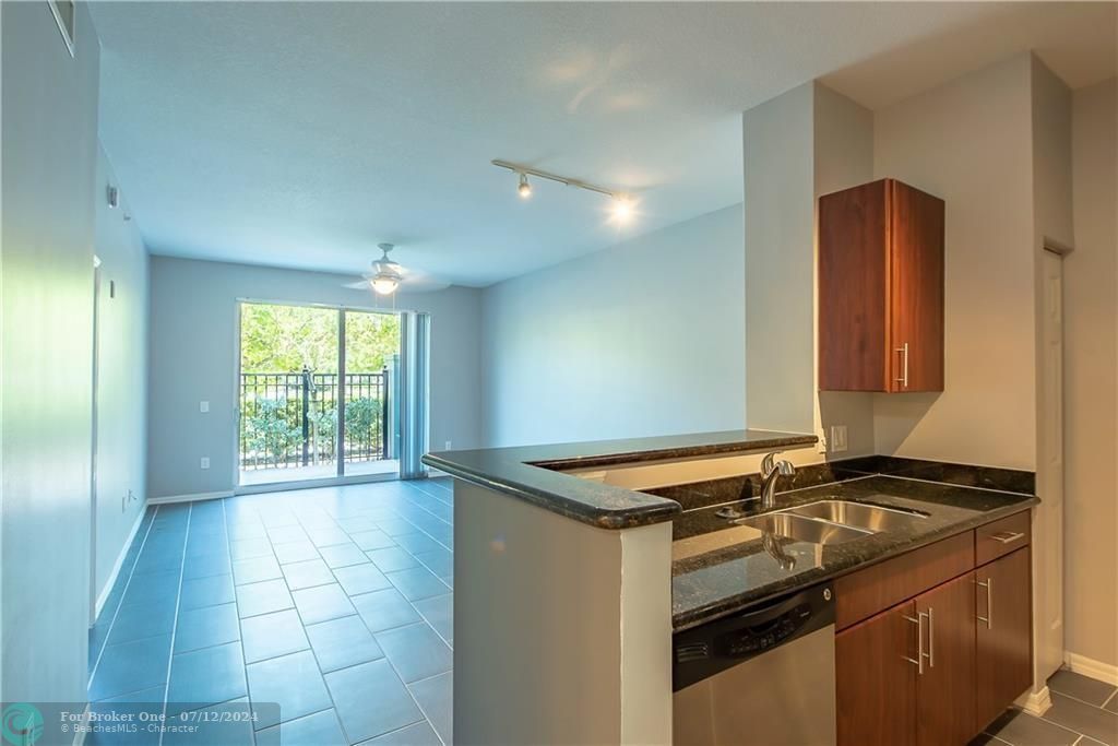 For Rent: $2,200 (1 beds, 1 baths, 757 Square Feet)