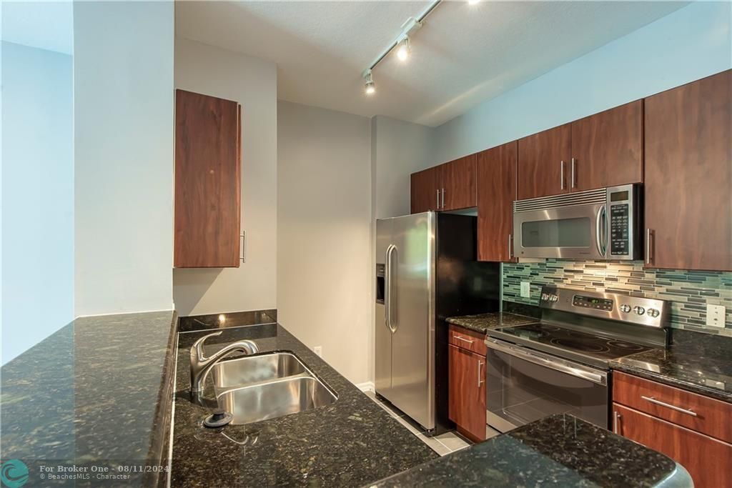 For Rent: $2,200 (1 beds, 1 baths, 757 Square Feet)