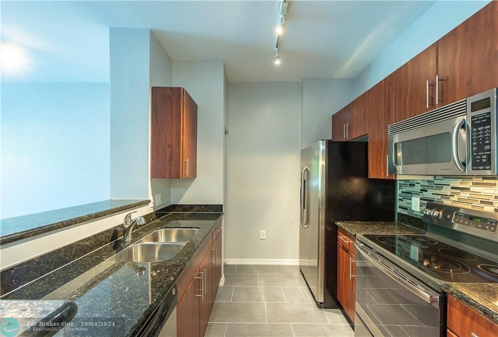 Recently Rented: $2,100 (1 beds, 1 baths, 757 Square Feet)